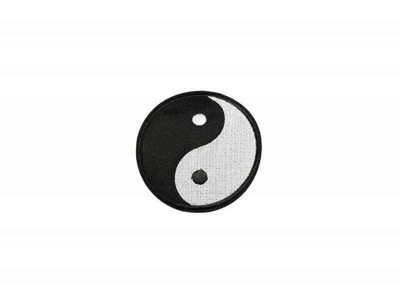 ying yang embleem opstrijkbaar zwart wit 8 cm